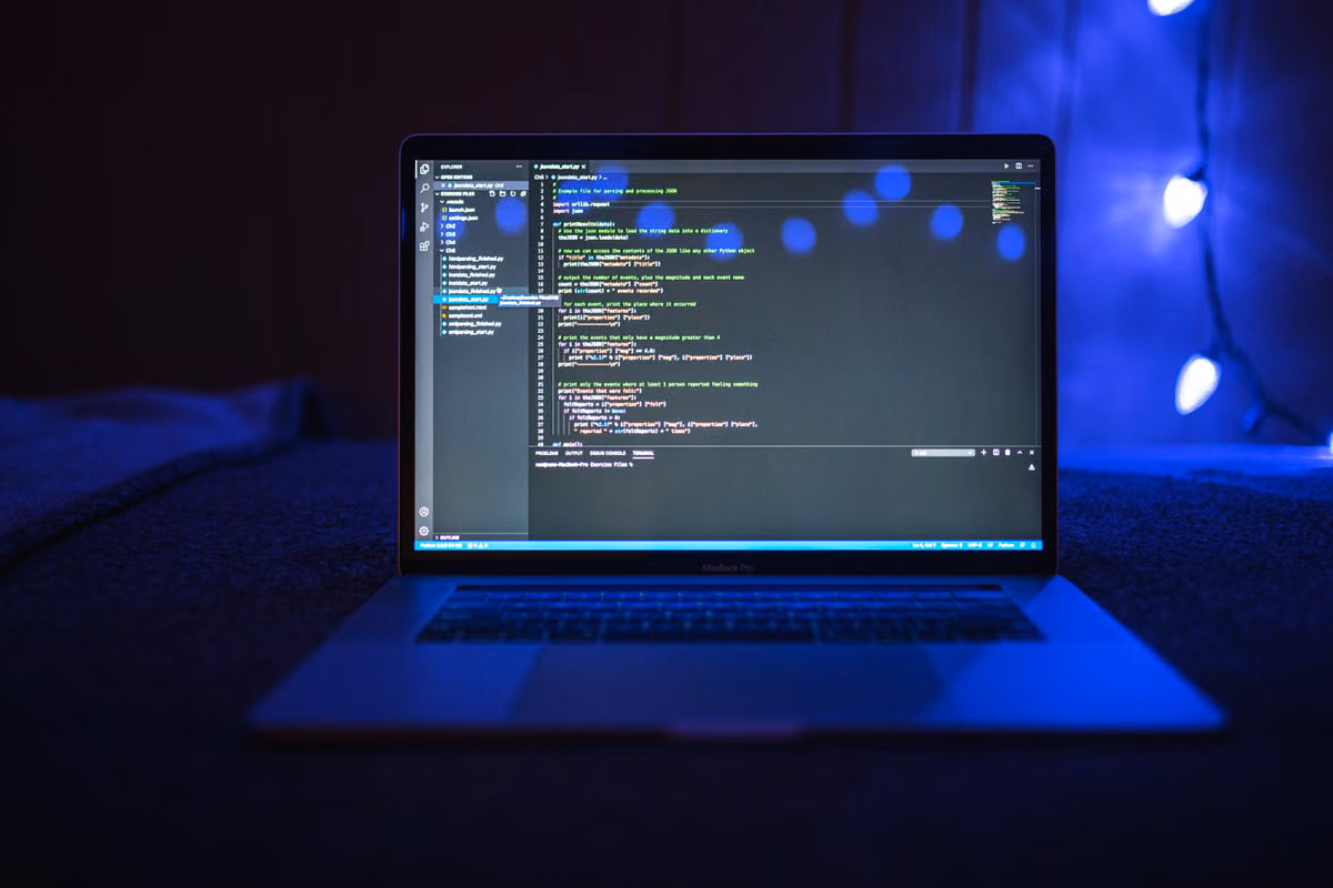 MacBook Pro M5 Max или Mac Studio M4 Max — ИИ 2026